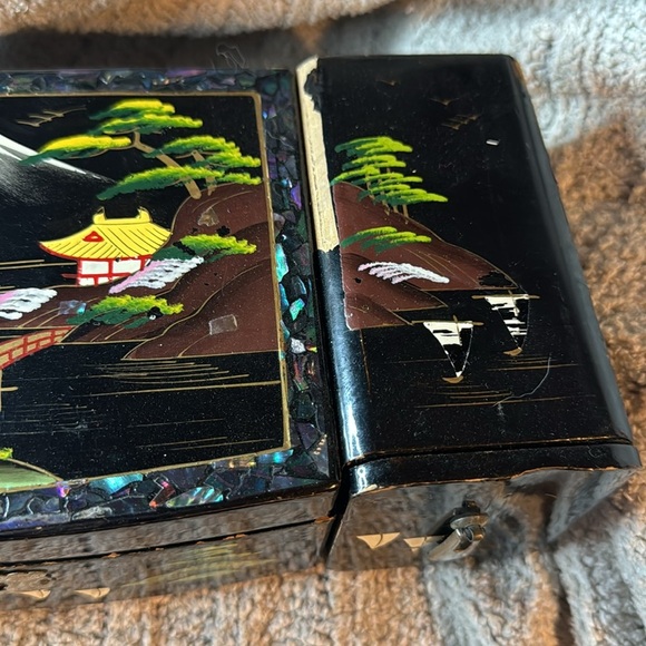 Very Old Hand Painted Asian Themed Jewelry Box -design on Black Lacquer-See pics - Picture 5 of 16